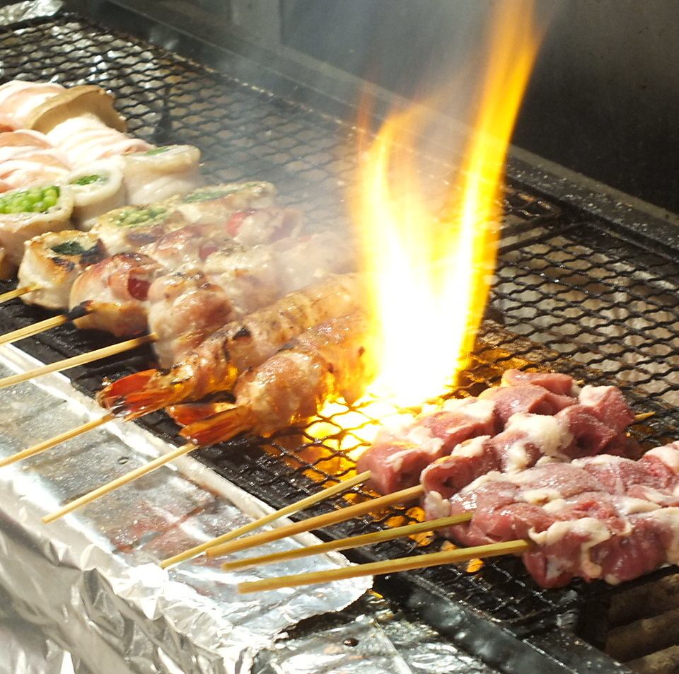 炭火で焼き上げた串焼きは絶品。看板メニューです。