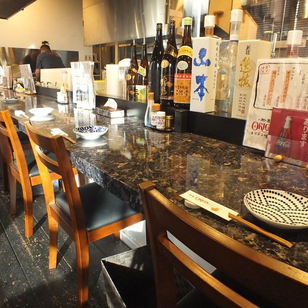 カウンター席×8。大理石調のカウンター席は料理風景を見ながらお食事を楽しめるお席です。その他、テーブル席4名席×4、個室×2室ご用意（最大6名様・10名様）ございます。