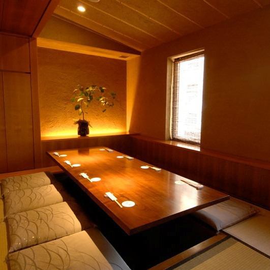 【2階　掘りごたつ座敷個室】4～8名様の完全個室をご用意しております。旅館のような落ち着いた大人の雰囲気の店内になっておりますので、ご接待や記念日利用にも最適です。個室のお席は人気なのでお早めの予約がおすすめです。