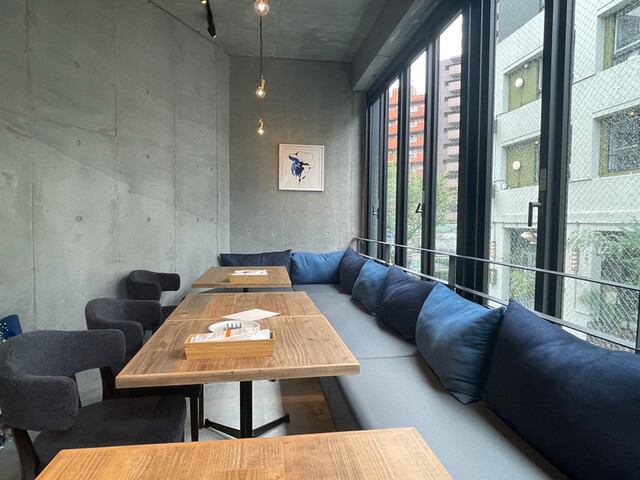 人気のテラス席は夜になるとまた違った雰囲気。天気のいい日は特に解放感抜群です。