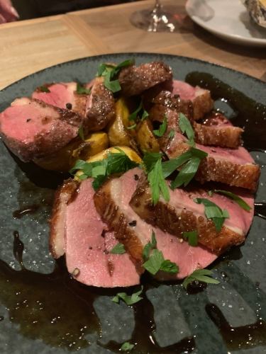 鴨胸肉のロースト　イチジクのワイン煮ソース