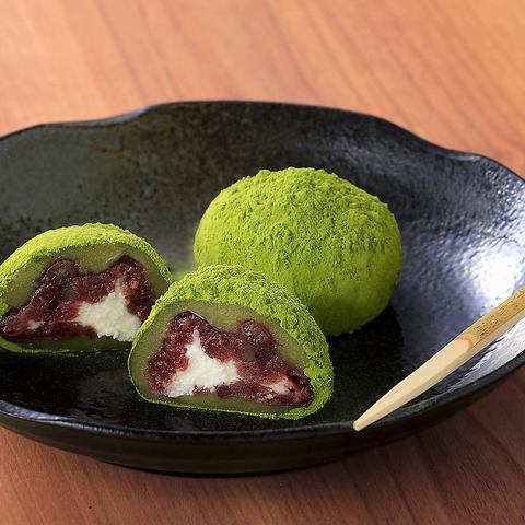 It is a date tea cream Daifuku manufactured in-house, and it is the northernmost tea leaf producing area, with the proud Hokkaido grain bean paste carefully kneaded by a long-established Japanese confectionery craftsman and the special fresh cream using milk from Zao Kogen. The fragrant Date tea grown in Momou Town, Miyagi Prefecture, and the algae salt from Shiogama are sprinkled and carefully wrapped one by one.