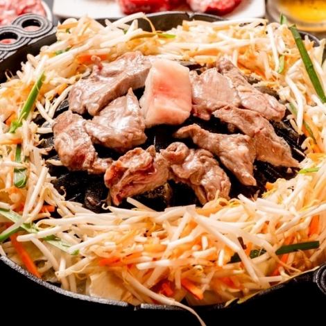 青森から直送される新鮮なラム肉を贅沢に使用！初心者も食べやすい「生ラム野菜セット」一人前1089円(税込)