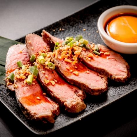 4時間低温調理した塊肉を当店オリジナルのタレと卵でいただく大人気のメニュー「ラムたたき」1078円(税込)