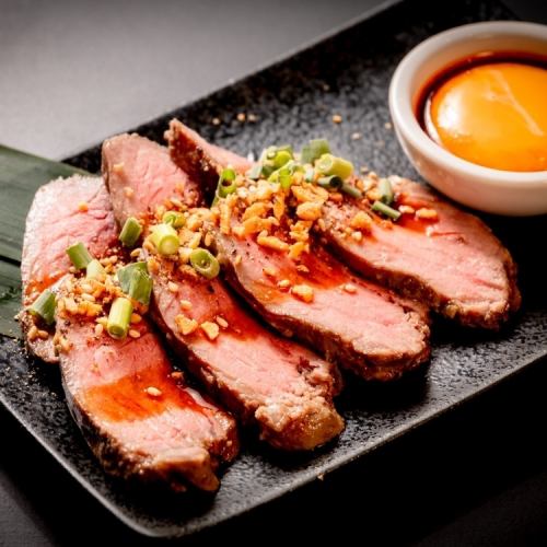 4時間低温調理した塊肉を当店オリジナルのタレと卵でいただく大人気のメニュー「ラムたたき」1078円(税込)