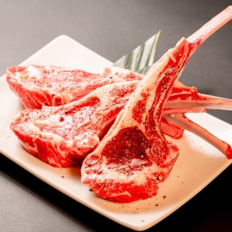 赤身でありながらも柔らかく、ラムの旨味と魅力が凝縮されたオススメの部位「ラムチョップ」1本880円(税込)