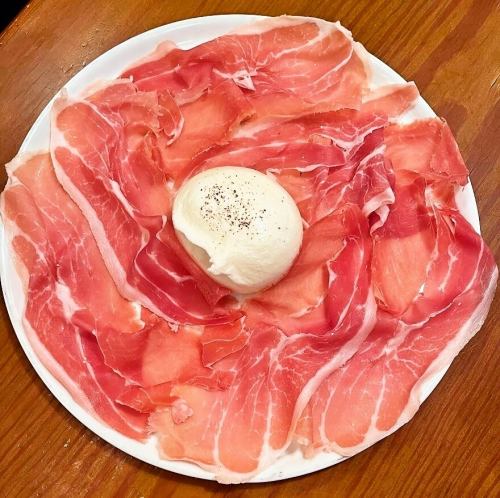 Raw ham, salami and burrata cheese