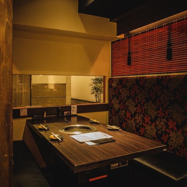 【テーブル席：プライベートなご宴会に】気軽飲みにも人気のテーブル個室。ゆったりとご利用頂けます。。＃焼肉＃ホルモン＃レストラン＃ディナー♯ご飯＃グルメ＃肉寿司＃寿司＃韓国料理＃接待＃女子会＃誕生日＃記念日♯デート＃個室＃飲み放題＃梅田＃大阪＃中津＃東梅田