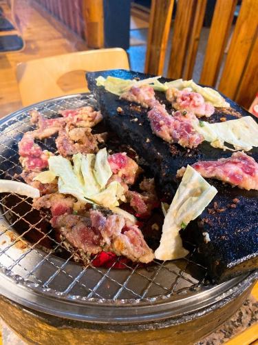 - 当店の名物にんにくスタミナ爆弾じん.焼 -
