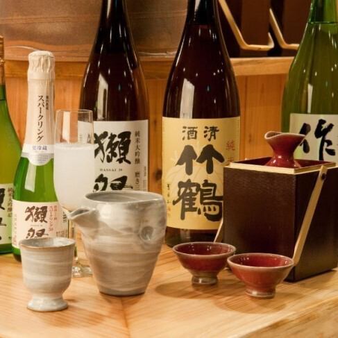 品尝由我们的厨师精心挑选的正宗烧酒、日本酒和当地酒。