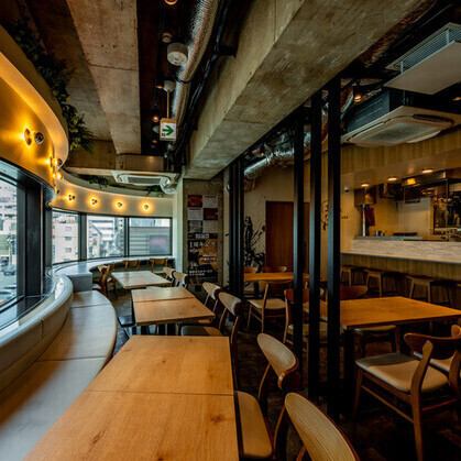 《JR横浜駅より徒歩3分》大きな窓から横浜の夜景を望む、開放的で上質なテーブル席。木の温もりと柔らかな照明が心地よく、歓送迎会や二次会、プライベート宴会など各種宴会はもちろん、大人デートから女子会にも最適な雰囲気の内観となっております。宴会・歓送迎会・同窓会・女子会・接待・合コンなど多様なシーンに!