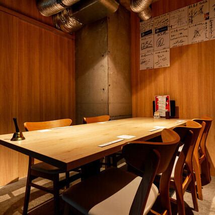 《完全個室やカウンター席も完備♪》デートや記念日、誕生日などハレの日のお祝いにもぴったり。また、大切なお客様とのカジュアル接待にも最適なお席です。旬の味覚と職人技をゆったりと堪能できる、村木屋はなれならではの特別な空間です。完全個室は4名様からご利用いただくとができ、大事な会食などにお勧めです。