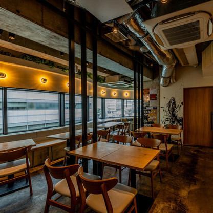 <p>≪貸切や大人数宴会もOK≫当店は貸切や30名様以上での宴会にも対応可能です♪まずは人数、ご予算などお気軽に当店までお問い合わせください♪旬の鮮魚や地鶏串焼き、特製煮込みなど、人気料理をバランス良く楽しめるコースをご用意。飲み放題付きプランもあり、会社宴会や友人の集まりなど幅広いシーンに対応可能です。</p>