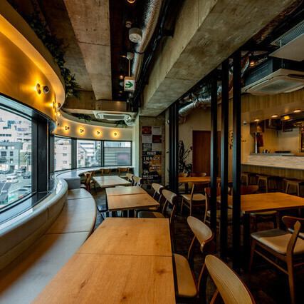 您可以在吧台边欣赏夜景边享受悠闲时光。