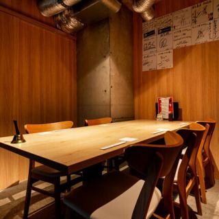 完全私密的房间,可容纳 4 至 6 人。*请尽早预订。