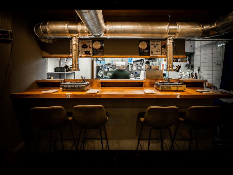 [Counter seats/perfect for dates and solo yakiniku ◎] The counter seats are perfect for stopping by on your way home from work and having a drink! It's also the perfect seat for a casual yakiniku date! , You may be asked to stand when you leave the store or use the restroom!