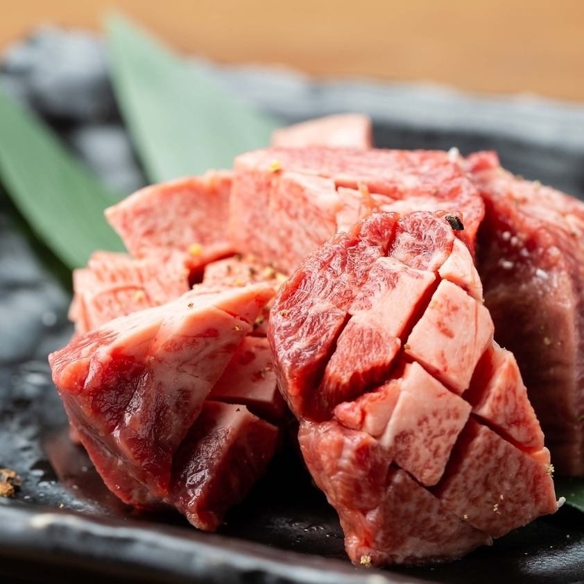 We offer carefully selected domestic A5 rank Wagyu beef at reasonable prices.