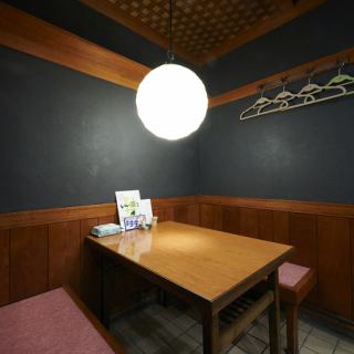 どこか懐かしく、落ち着いた雰囲気でお過ごし頂ける空間をご用意しております。お食事と会話を是非お楽しみください♪