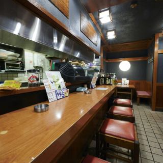 仕事帰りのサク飲みやサク飯におすすめのお席！カウンター席は横並びに座れるのでデートにもピッタリです◎