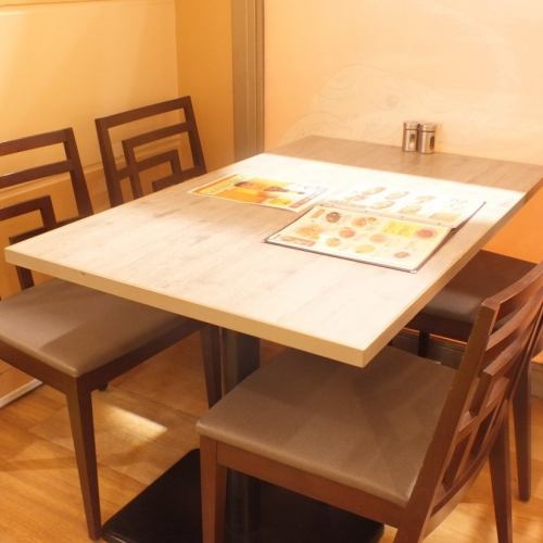 【4名掛けのテーブル席】ご家族でのお食事やエスニック女子会にも◎