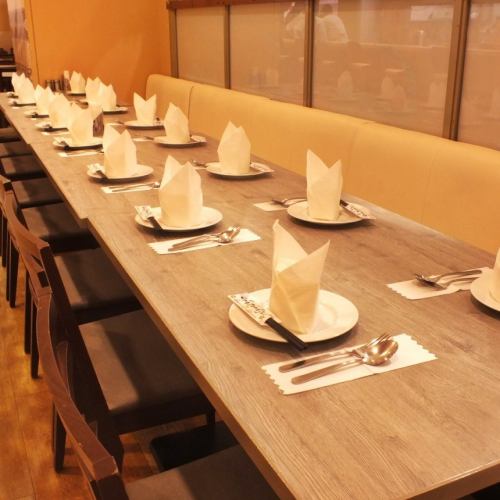 【大人数のパーティーにもオススメのテーブル席】結合可能なテーブル席◎