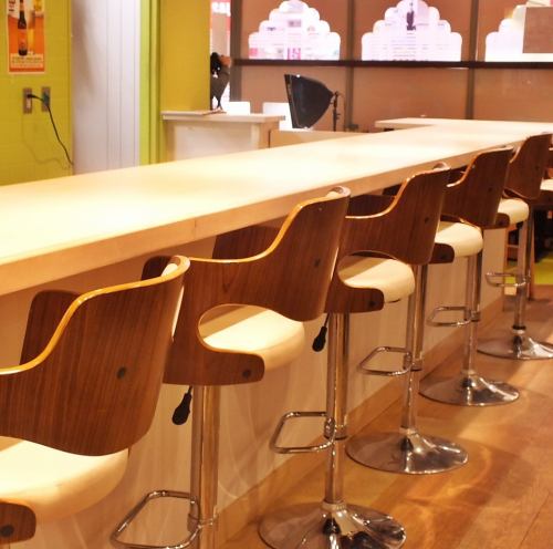 【お一人様でも落ち着いてお食事ができるカウンター席】