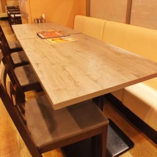 【広々テーブル&ソファー席♪】ゆったりお食事が楽しめます!