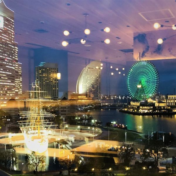 [Overlooking the night view of Minato Mirai] There are 8 counter seats facing the glass wall.Enjoy an unforgettable date while enjoying the sparkling city view, including the large Ferris wheel♪ You won't have to make eye contact with other people, so you can feel free to use it even if you're alone.