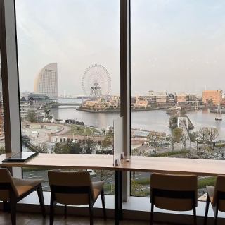 Counter seats perfect for a date and overlooking the night view of Minato Mirai.The view during the day is also wonderful.
