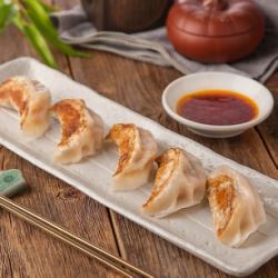 Fried dumplings (3 pieces)