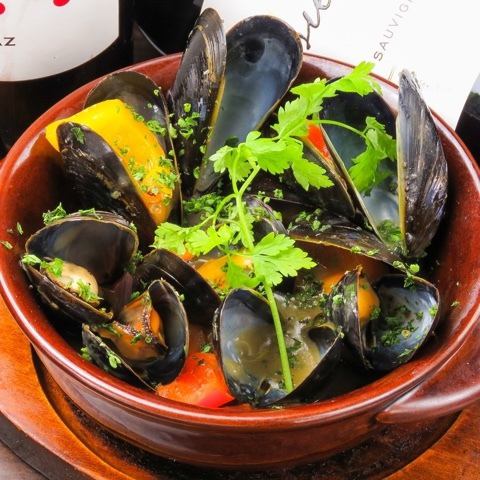 Steamed mussels with white wine
