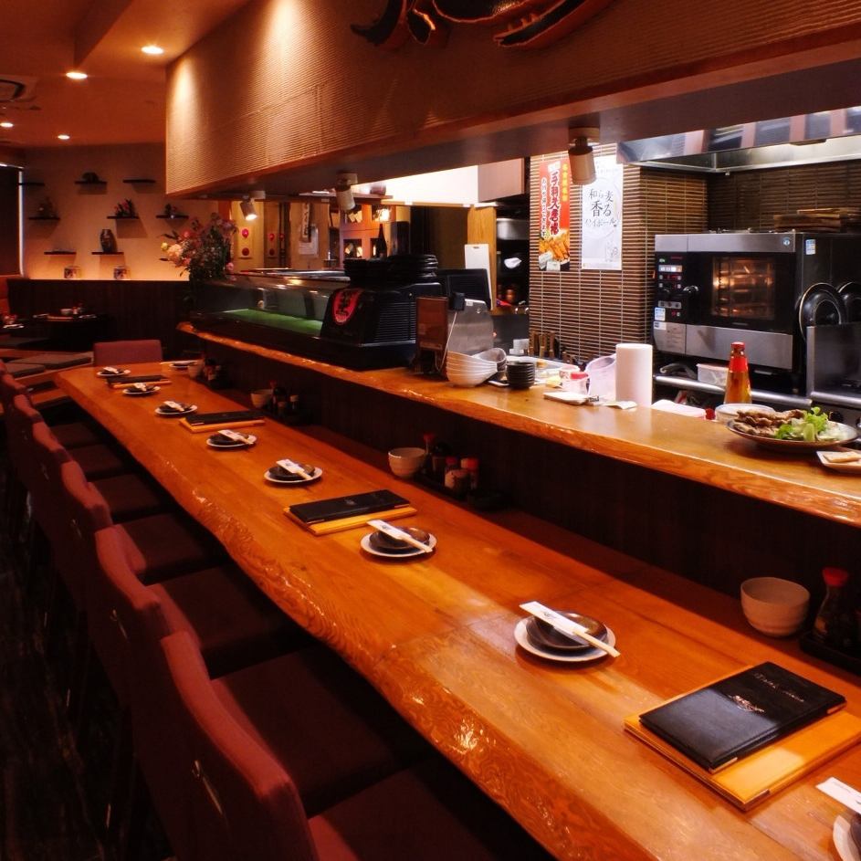 [Limited number of seats] Counter seats that reduce the distance between two people are popular ◎ There is also seafood ♪