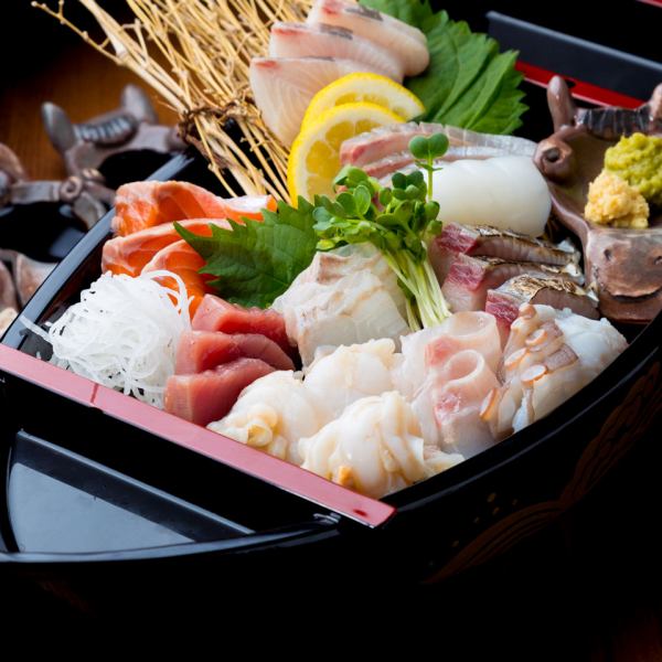 <新鮮度極佳！!> 生魚片拼盤/1人980日圓（含稅） ◆只有這個季節才能品嚐到的「當季」食材♪