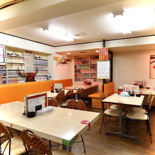 広い店内は宴会も可能！ソファー席は2席ご用意。漫画もたくさんあります♪