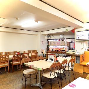 店内的桌椅可以组合使用。我们会根据人数准备座位。