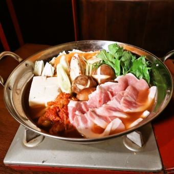 選べる鍋(桜姫鶏の旨出汁鍋、炭美豚のキムチ鍋)【5,500円コース】2.5h(金祝前日2h)飲み放題付