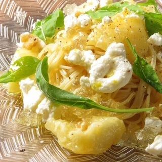 桃の冷製パスタ　～スパークリングワインのゼリーのせ～