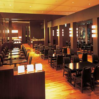 ご夫婦水入らずのランチやデートでのご来店などの際にご利用いただける2名様用のお席のほか、ご家族やお友達同士での楽しいお食事にぴったりな広めのテーブル席もございます。さまざまなシーンに合わせ当店の料理をお召し上がりいただけます。