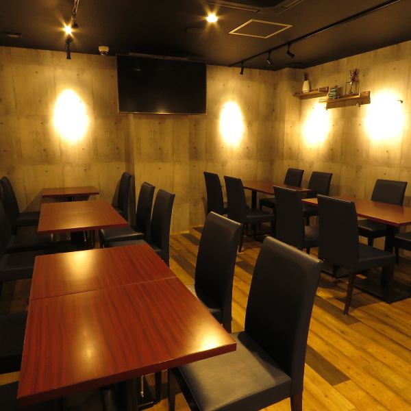 【ご利用シーンは無限大】暖色系の明かりに照らされた店内は落ち着いた雰囲気◎カウンターに座って目の前で調理されたものをその場で楽しむのも良し、テーブルで友人や家族と楽しむのも良し…♪テレビがございますので、誕生日/記念日/サプライズで動画を流すのもOK!お気軽にご相談ください。