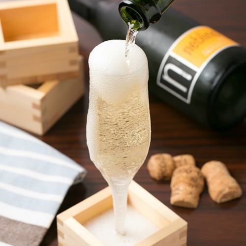 Cheers with sparkling sake from a spilled masu!