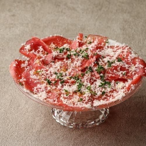 牛もも肉のカルパッチョ削りたてチーズのせ