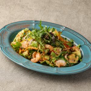 エビとアボカドのコブサラダ