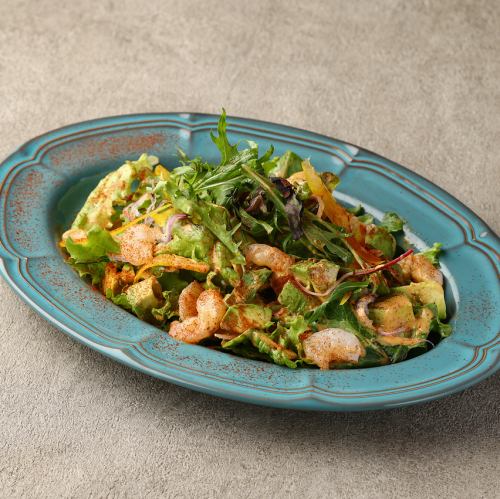 エビとアボカドのコブサラダ