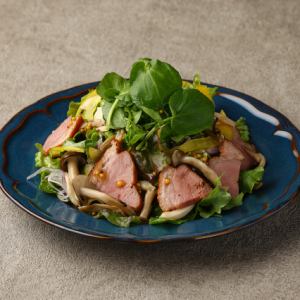 自家製ローストビーフとキノコのサラダ