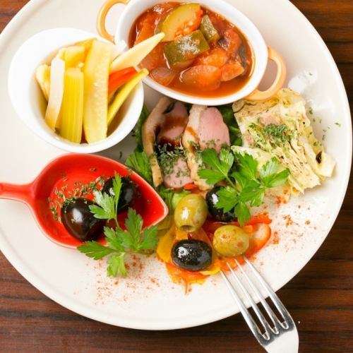 とりあえずコレ頼んどけば問題なし!自慢の前菜盛り合せ