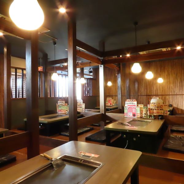 広々とした店内では掘りごたつ席、テーブル席をご用意しております。レトロな感じも漂う雰囲気自慢の店内です！大人数でも対応可能ですので、お気軽に店舗までお問い合わせください