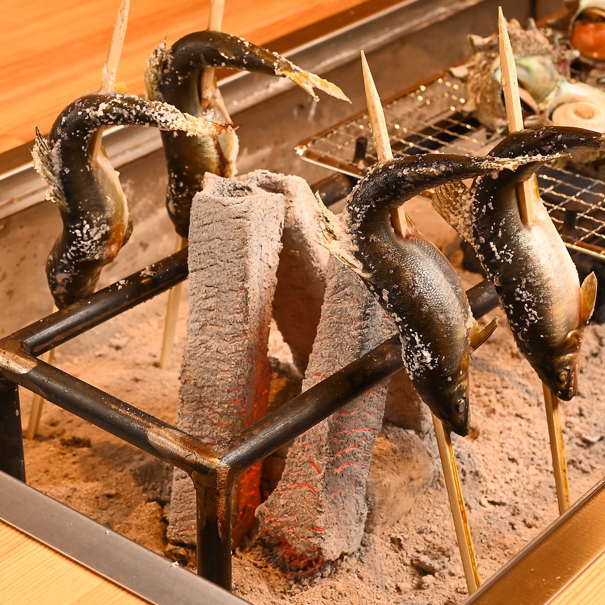 他店にはない！テーブルの目の前で囲炉裏焼き体験を！