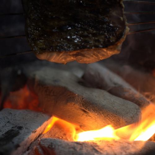 요리사 집념의 재료를 숯불 구이로 제공.