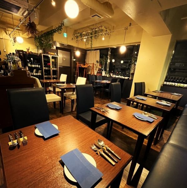 深い海の青をイメージした店内。普段のお集まりに、テーブルを繋げて楽しむ魚介料理がメインの宴会&パーティや、ゆったりと楽しむ記念日やお誕生日のお食事にもご利用くださいませ。開放的な空間で、足を運んでくださる全てのお客様にご満足頂けるよう心を込めておもてなしさせて頂きます。