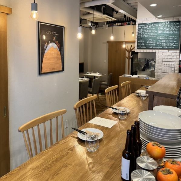 店内は落ち着いた雰囲気を大切にした空間で、ゆっくりと過ごせる心地よい空間が広がっています。お食事はもちろん、会話を楽しむ時間にもぴったり。貸し切り利用にも対応しているため、パーティーやご家族でのお集まりにも最適です。用途に合わせて柔軟にご利用いただける、居心地の良い店内です。